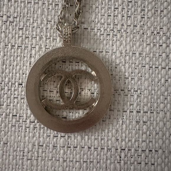 Auth Chanel CC Logo Round Pearl Pendant Necklace Light Gold Hardware - Picture 8 of 10